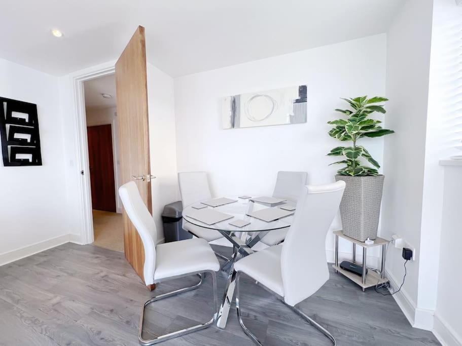 Stylish Seaview One-Bedroom Apt سوانسي المظهر الخارجي الصورة