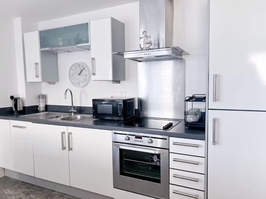 Stylish Seaview One-Bedroom Apt سوانسي المظهر الخارجي الصورة